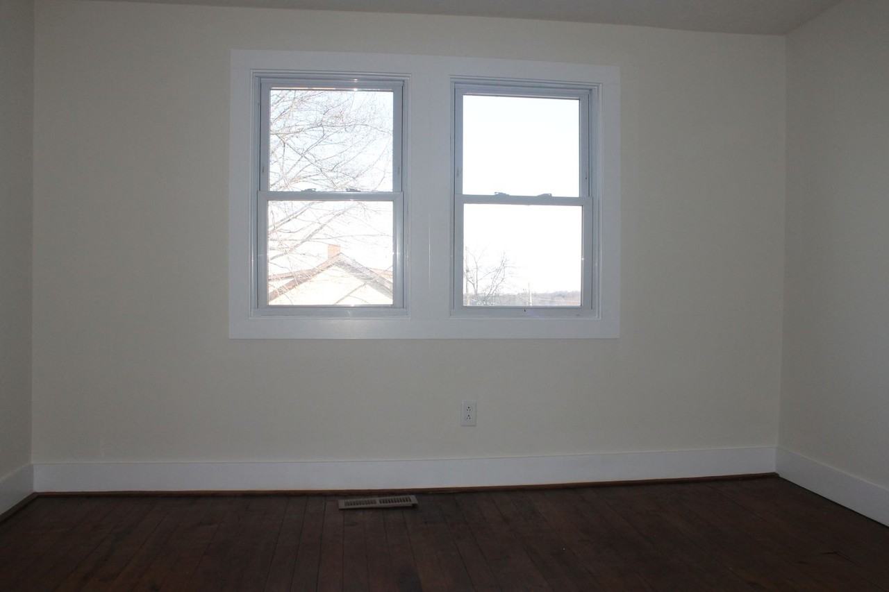 412 E 16th St - Photo 7 of 11