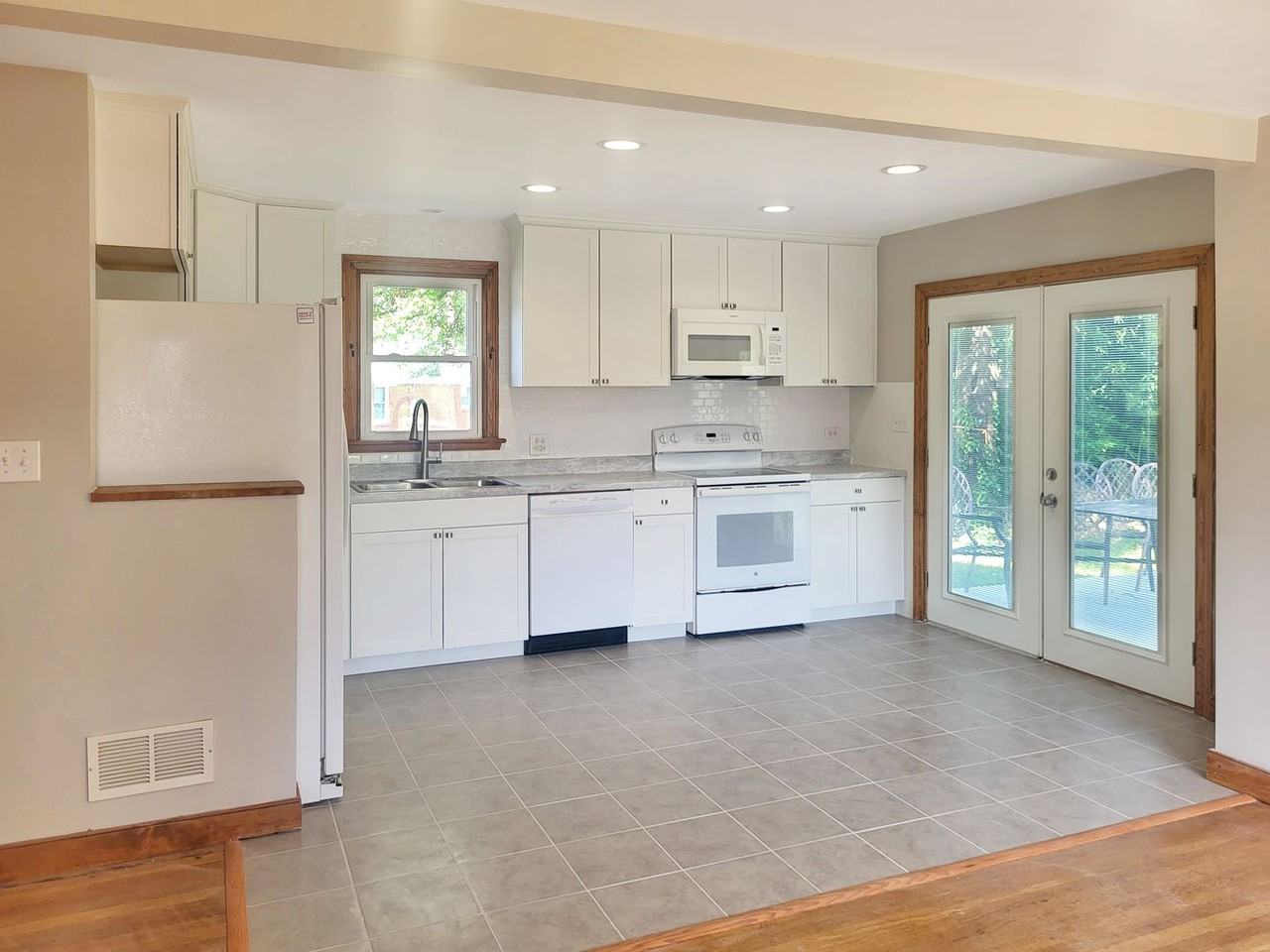 122 N Baker St - Photo 2 of 22