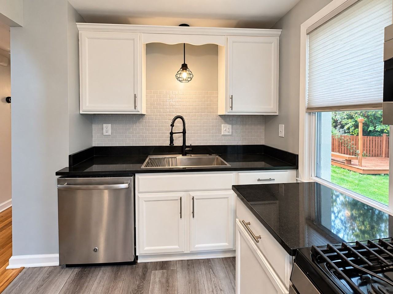 315 Oakwood St - Photo 7 of 28