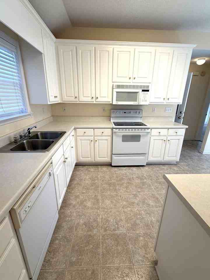 6605 Hibiscus Ln - Photo 3 of 18