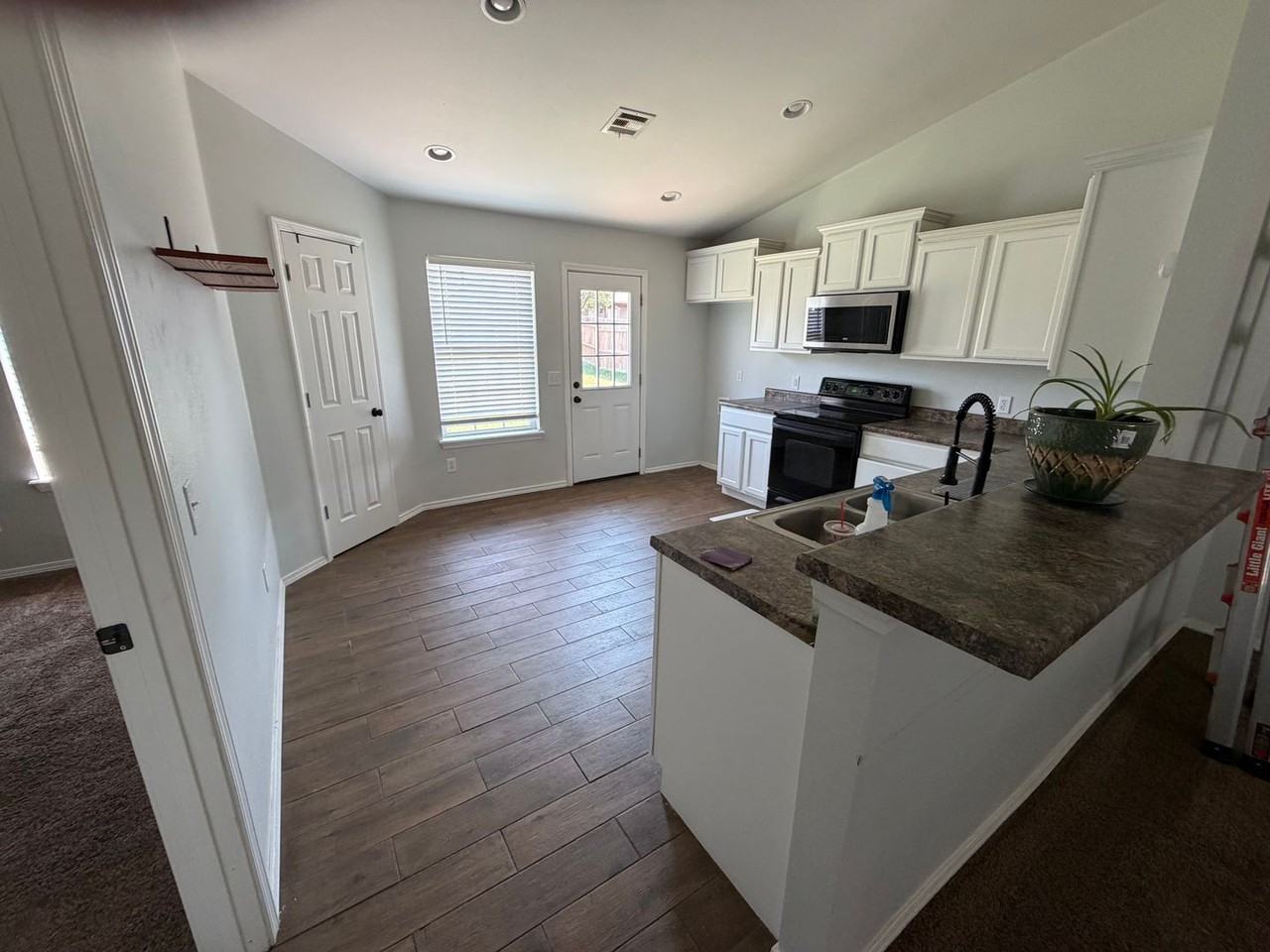 517 S Seminole St - Photo 4 of 11