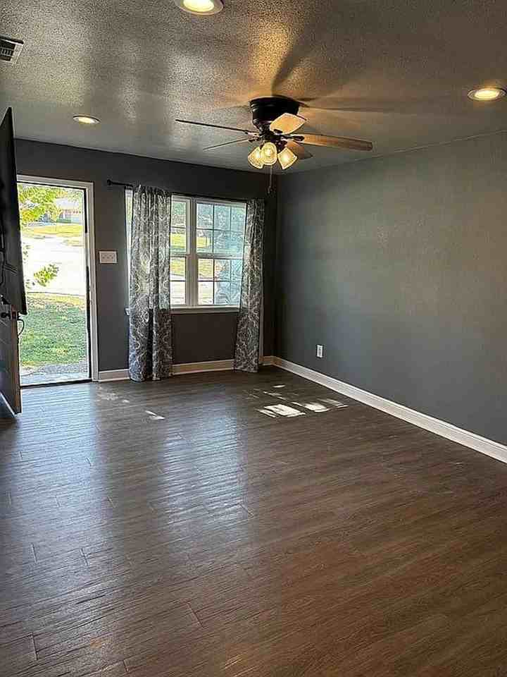 834 Nash St - Photo 2 of 14