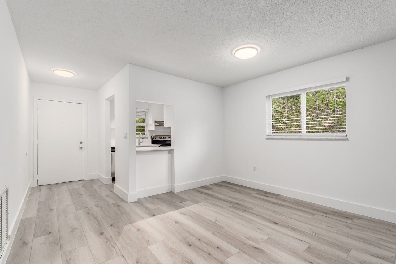 644 Southwest Cleveland Avenue - Photo 3 of 15
