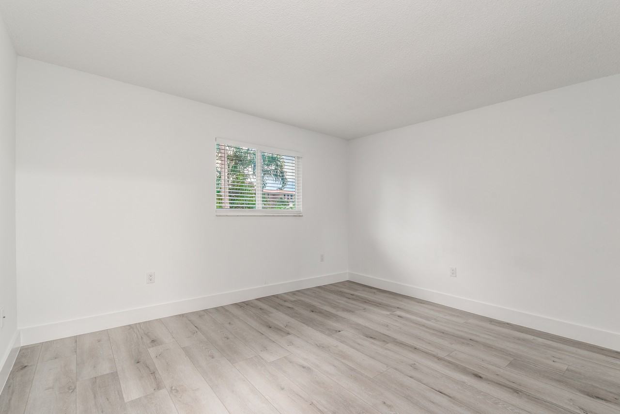 644 Southwest Cleveland Avenue - Photo 4 of 15