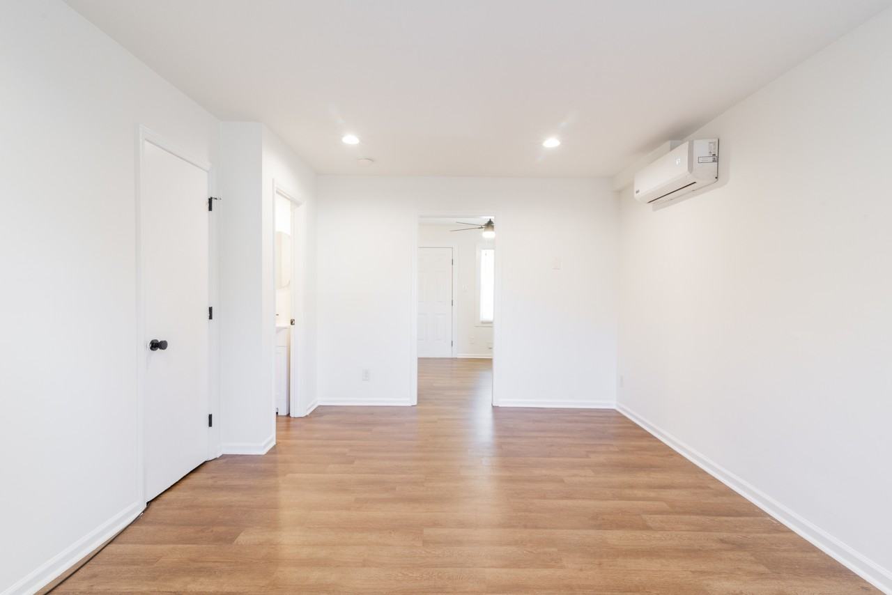929 Cantwell Street (MU Realty LLC) - Photo 7 of 44