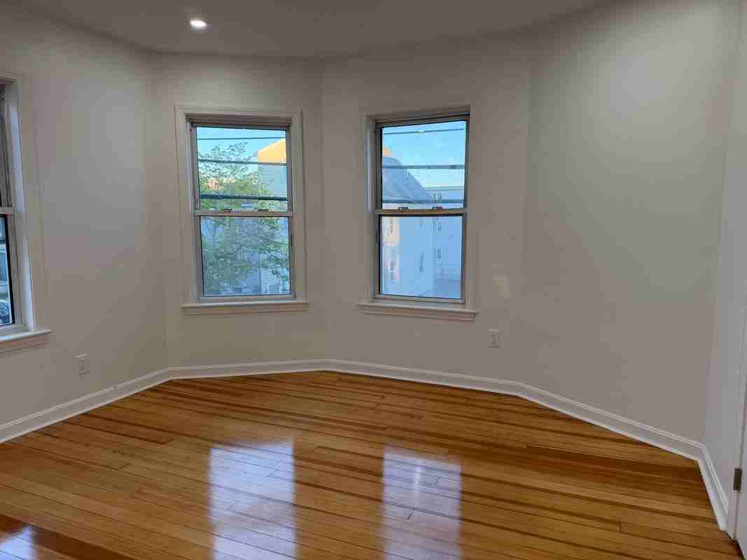 83 Neptune St - Photo 2 of 3