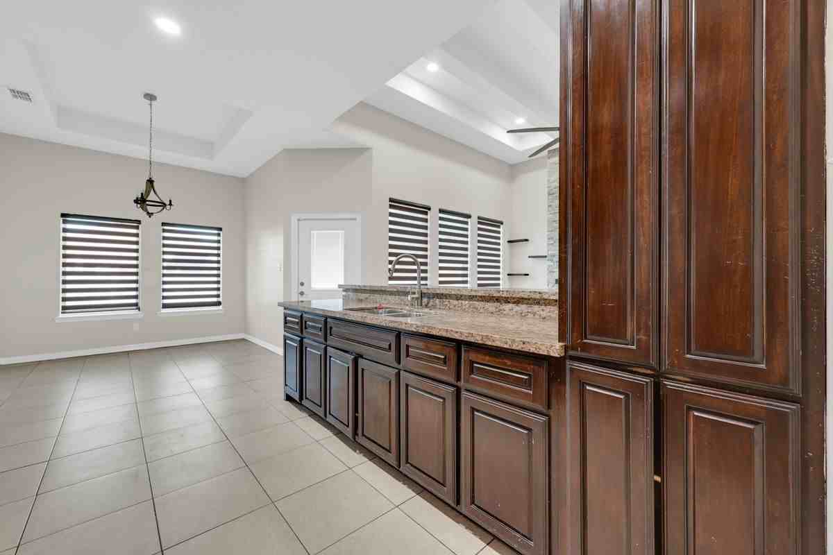1602 Calle Espana - Photo 6 of 13