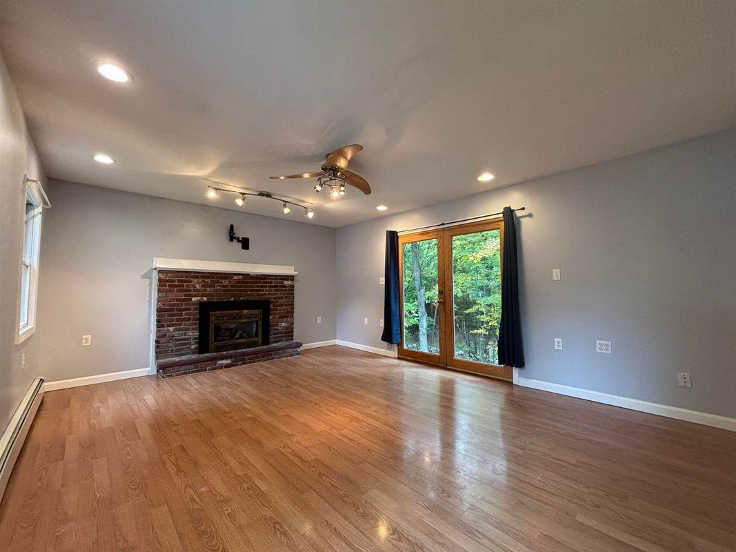 348 N State St - Photo 5 of 18