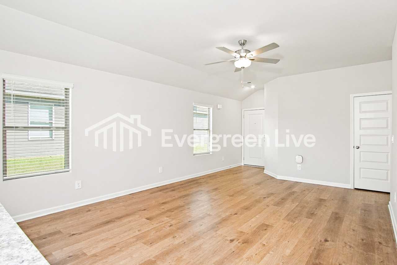 4314 Foxwood Dr Se - Photo 3 of 15
