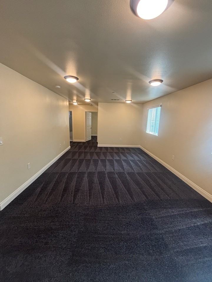 558 1/2 West 47th Street - Photo 4 of 18