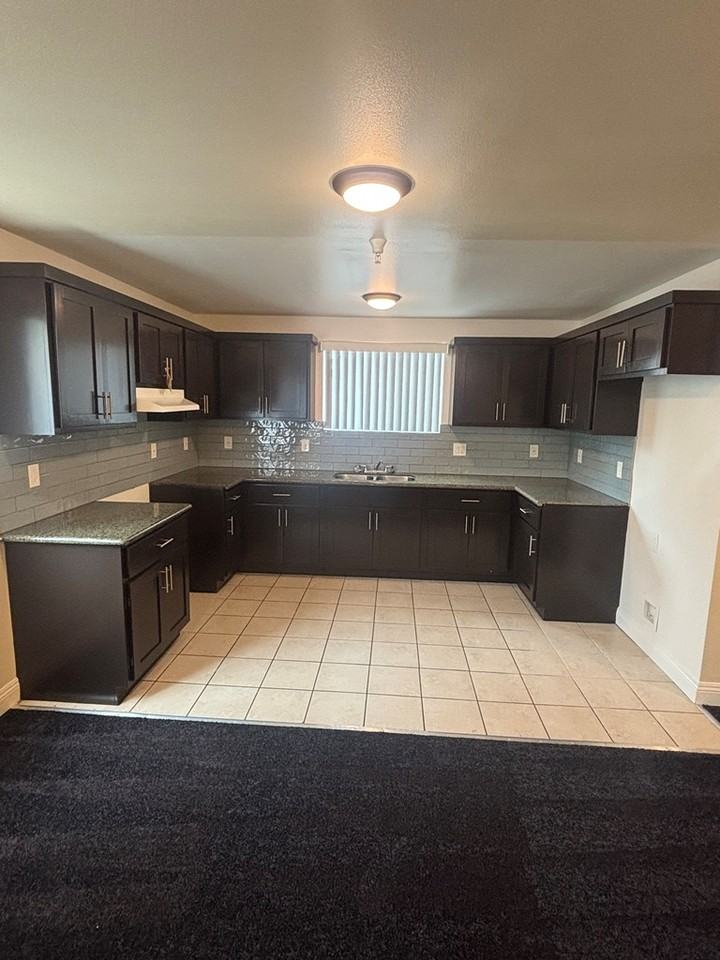 558 1/2 West 47th Street - Photo 6 of 18