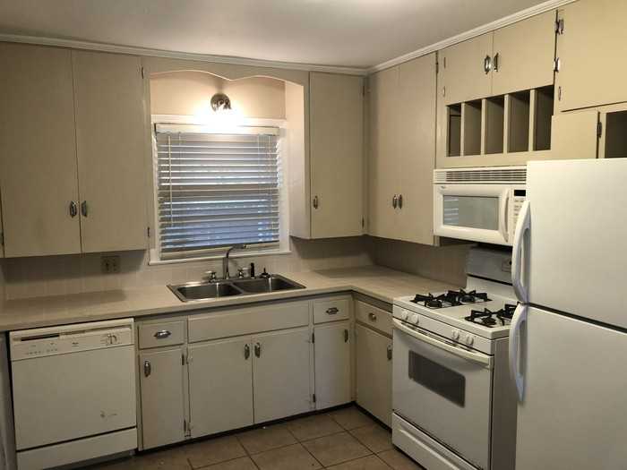 823 N Pierce St - Photo 4 of 10