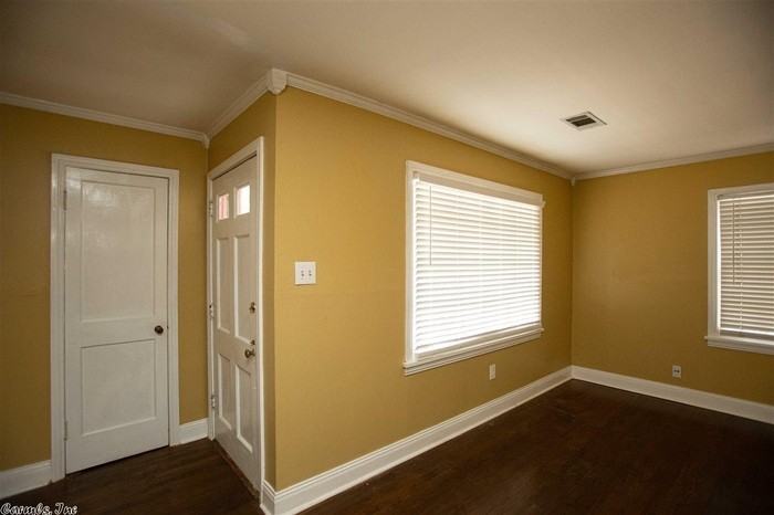 1105 N Polk St - Photo 2 of 8