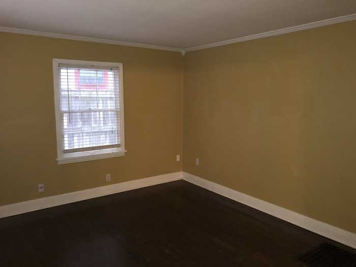 1105 N Polk St - Photo 3 of 8