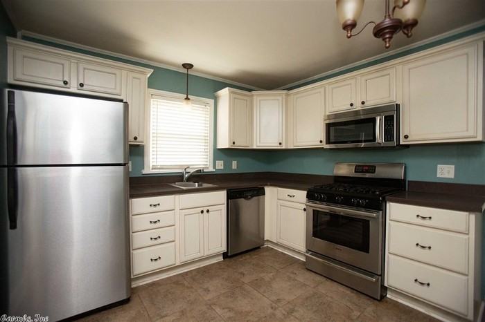1105 N Polk St - Photo 4 of 8