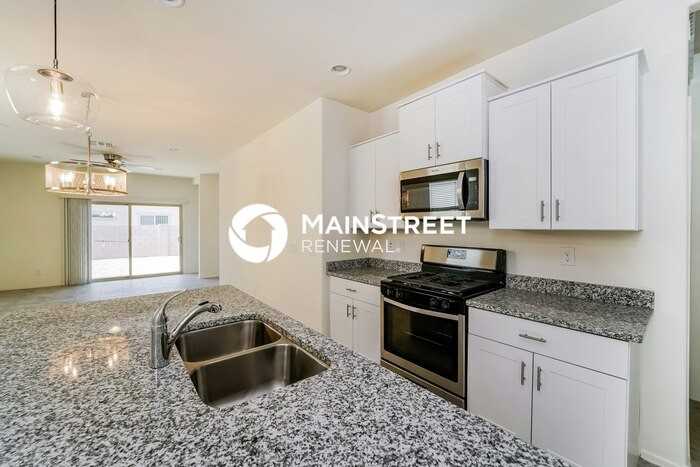 10653 W Dickerson Dr - Photo 4 of 16