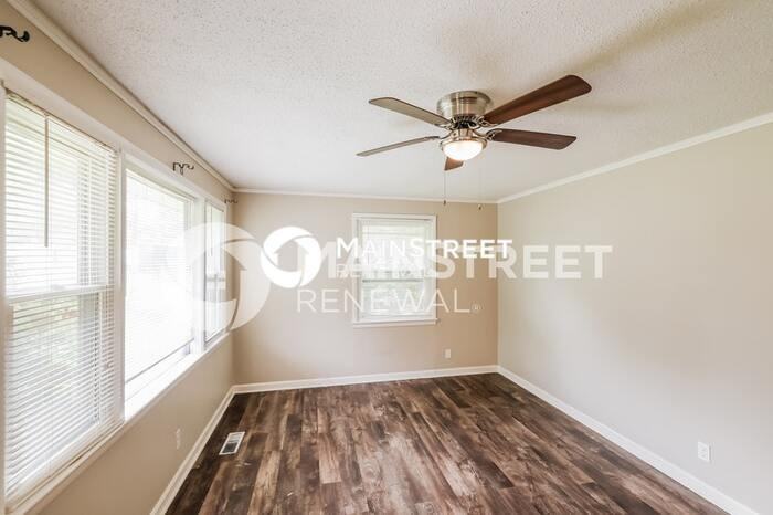 512 Swann Dr - Photo 4 of 16