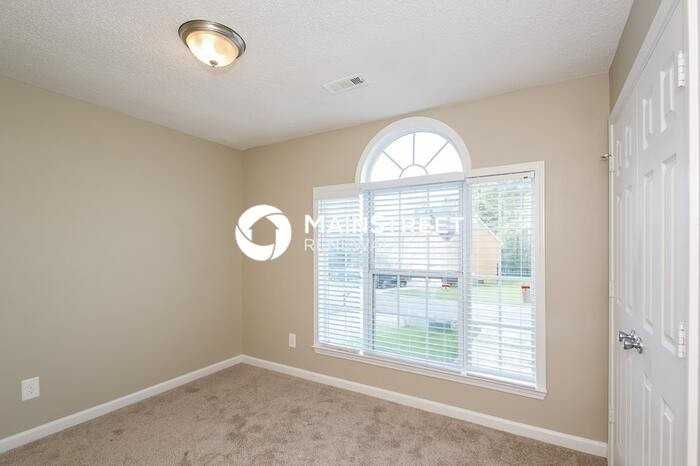 1005 Briarberry Ln - Photo 3 of 15
