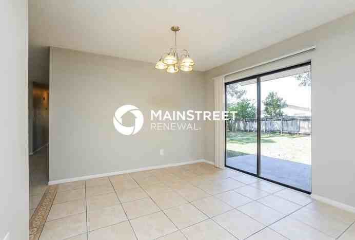 1190 Wedgewood Ln - Photo 4 of 16