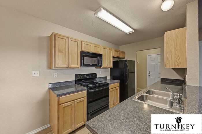 8022 Tanner Ave - Photo 6 of 30
