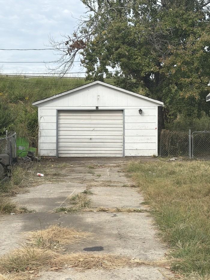 1619 Poplar St - Photo 3 of 30