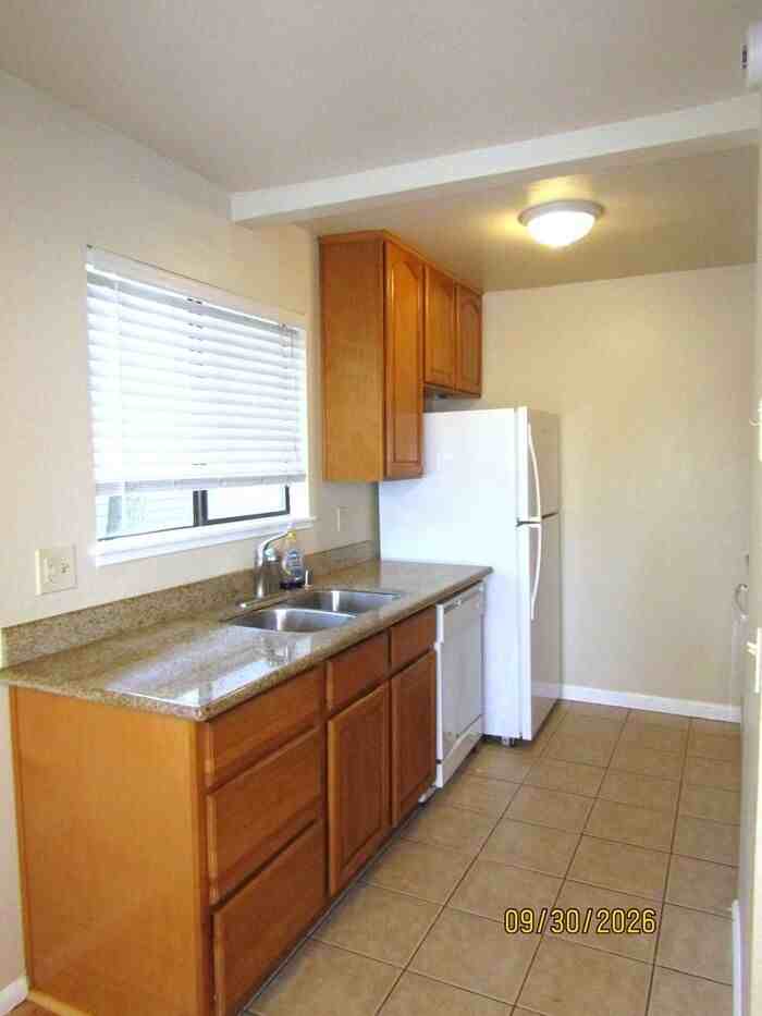 2159 W Steele Ln - Photo 4 of 20
