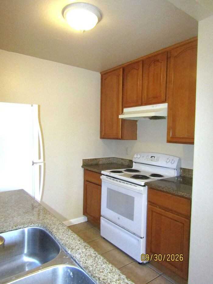 2159 W Steele Ln - Photo 5 of 20