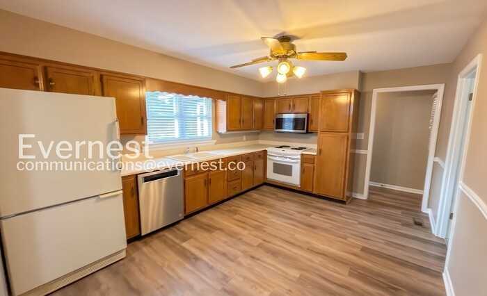 1314 Laredo Ave - Photo 6 of 26
