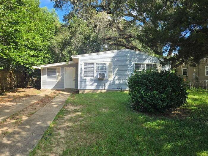 910 Medford Ave - Photo 2 of 12