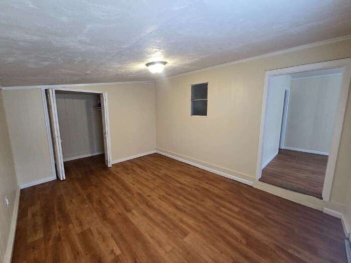 910 Medford Ave - Photo 4 of 12
