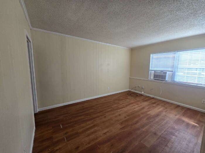 910 Medford Ave - Photo 5 of 12