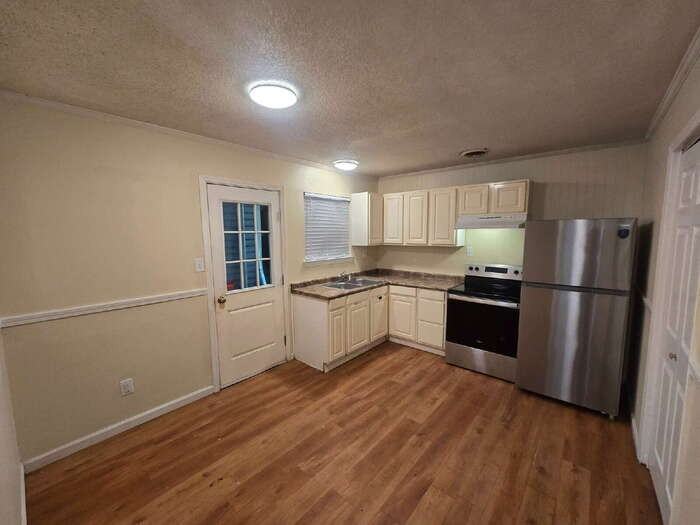 910 Medford Ave - Photo 6 of 12