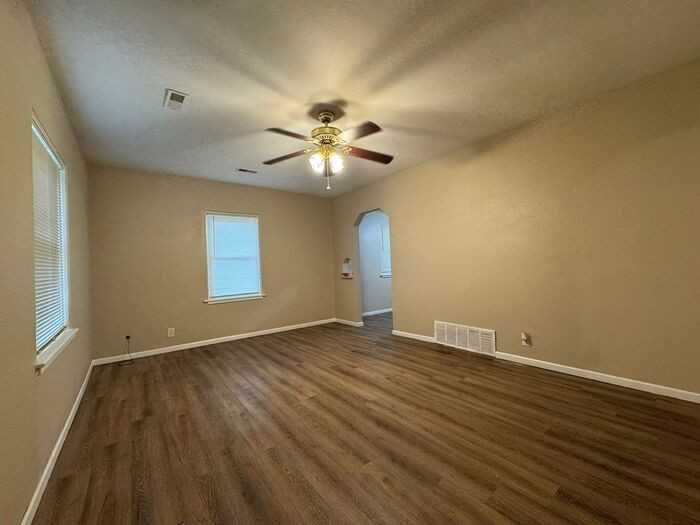 610 10th Ave - Photo 2 of 15