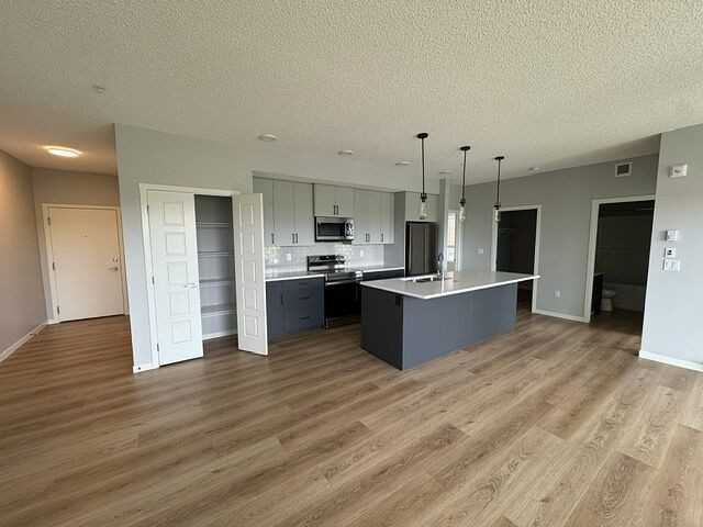 720 - 2216 - 550 Belmont Street Southwest - Photo 4 of 19
