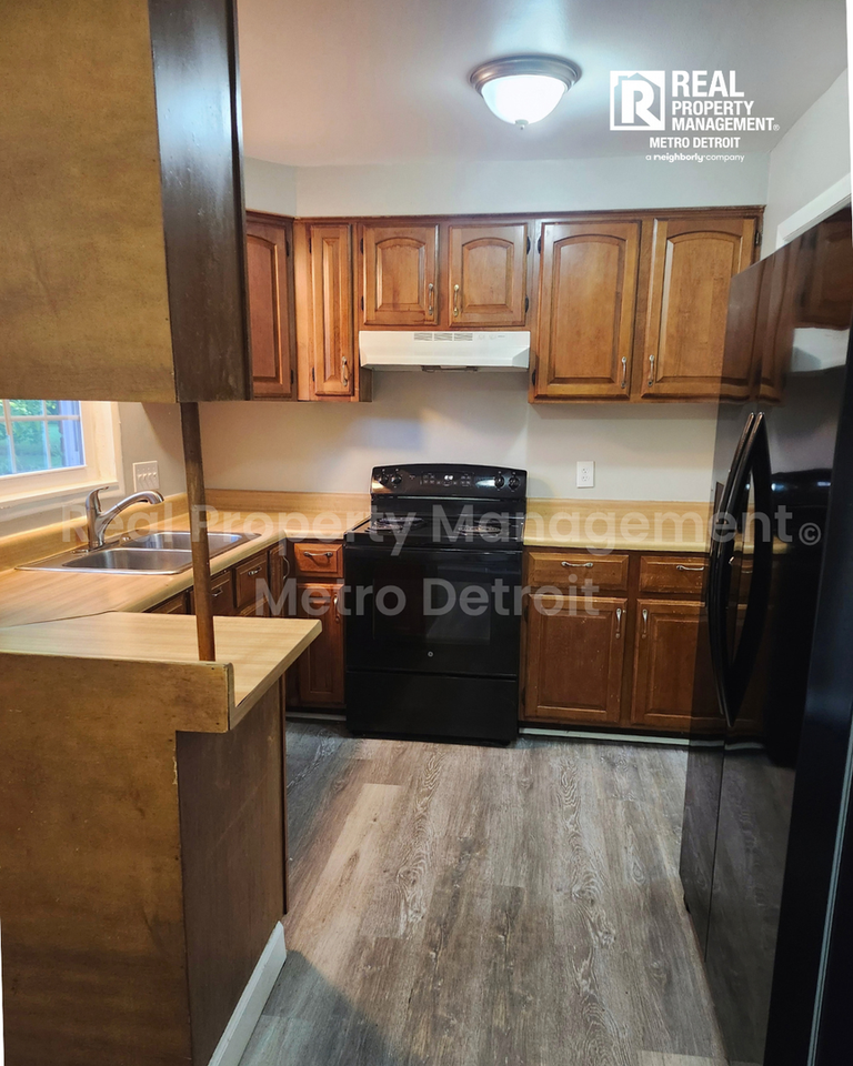 1173 Featherstone Rd - Photo 2 of 18