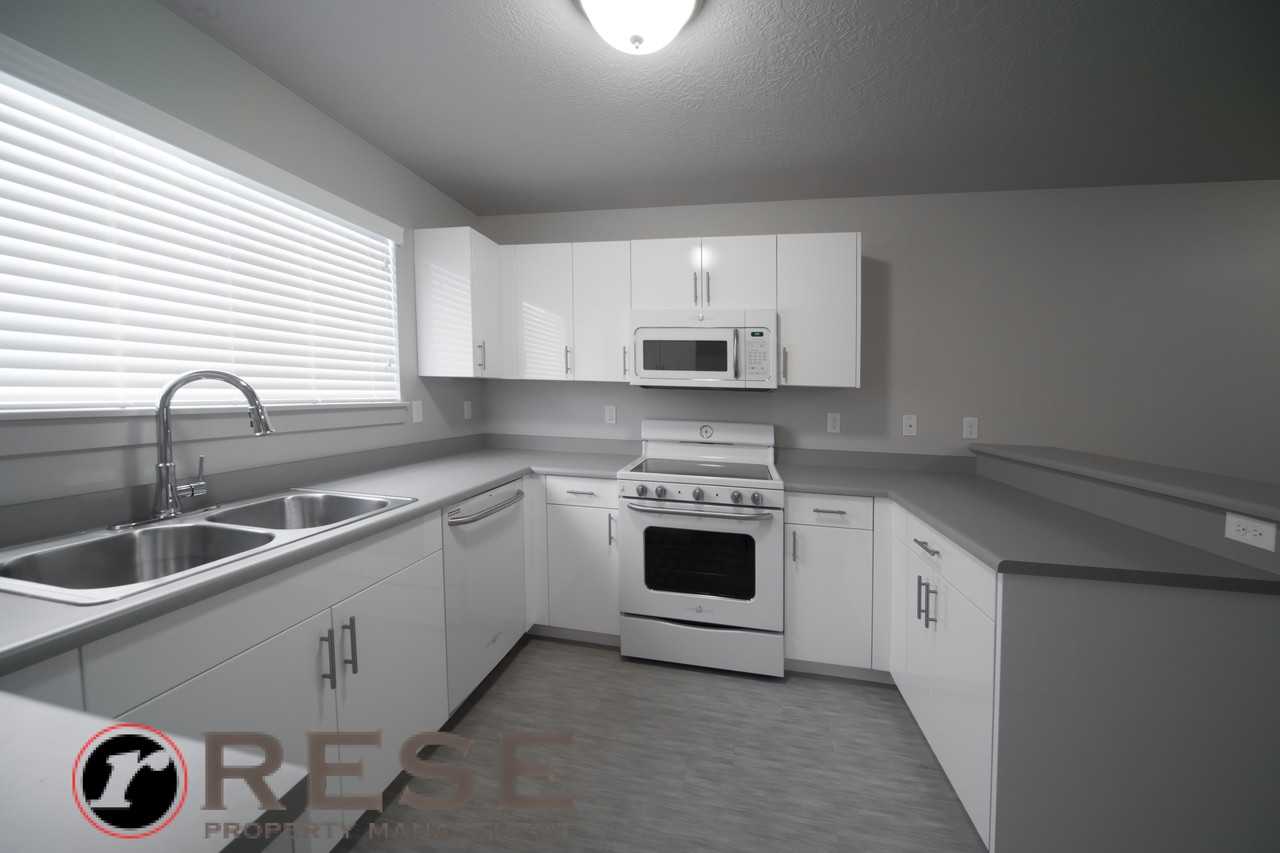 1026 Nw #204 - Photo 2 of 12