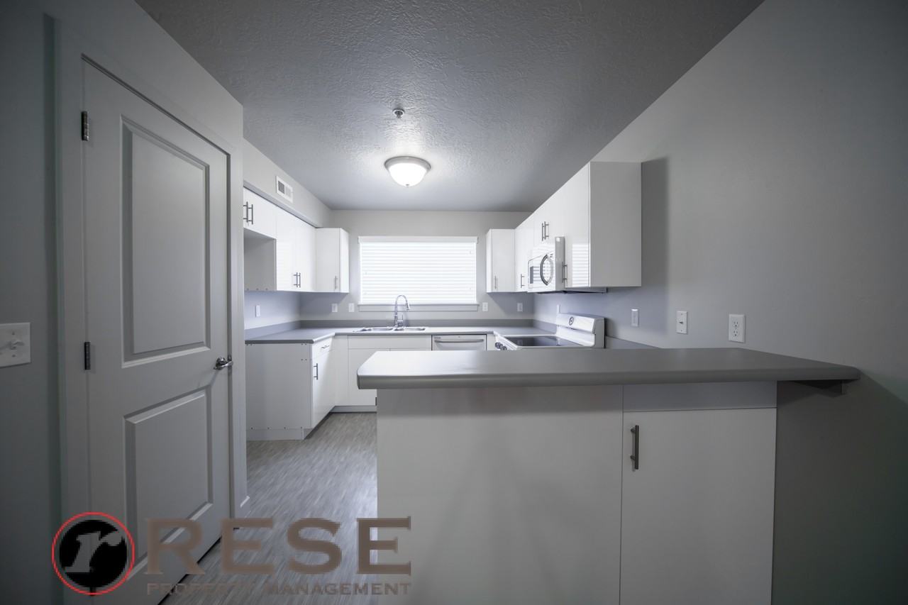 1026 Nw #204 - Photo 3 of 12