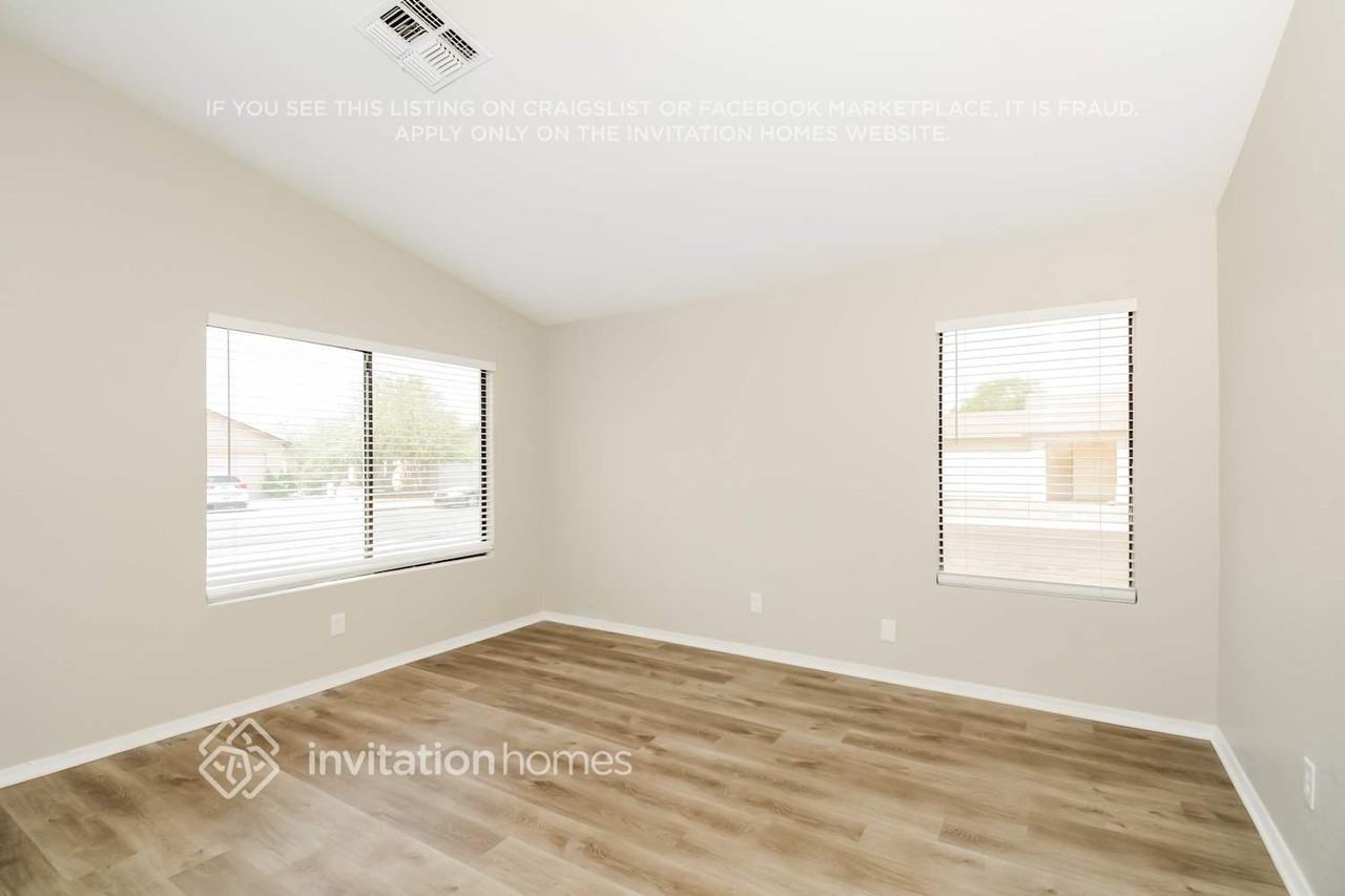 8544 W Elm St - Photo 3 of 15