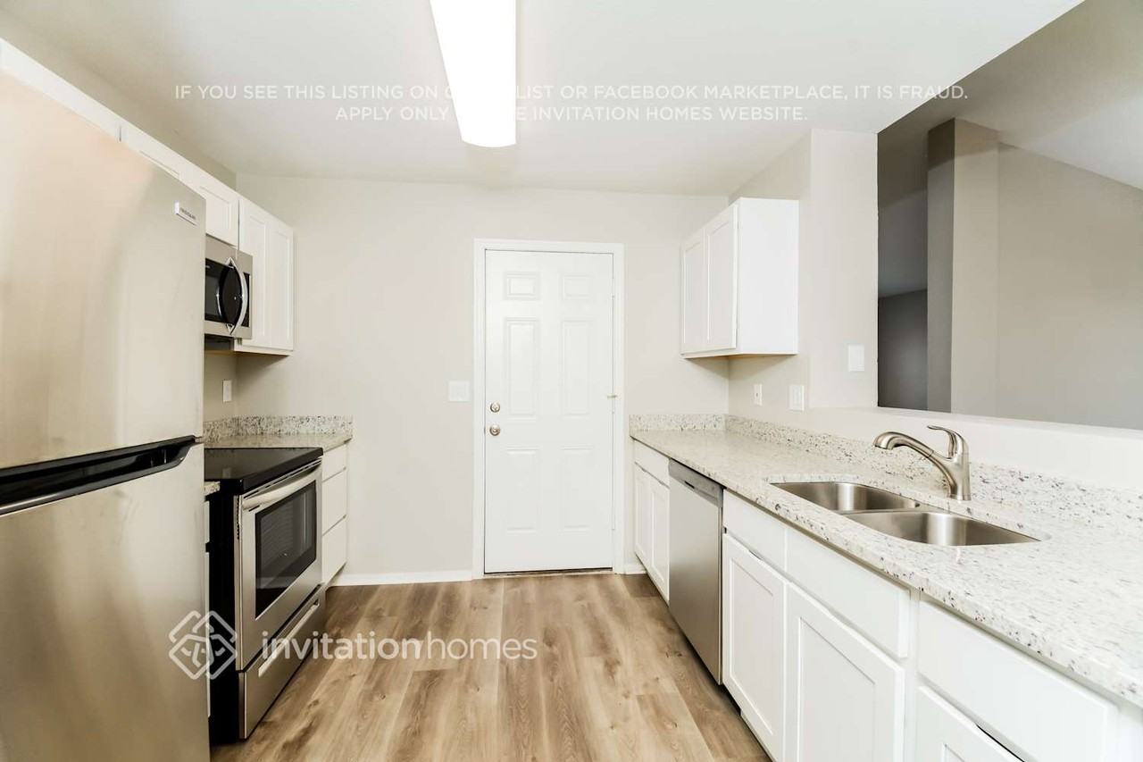8544 W Elm St - Photo 5 of 15