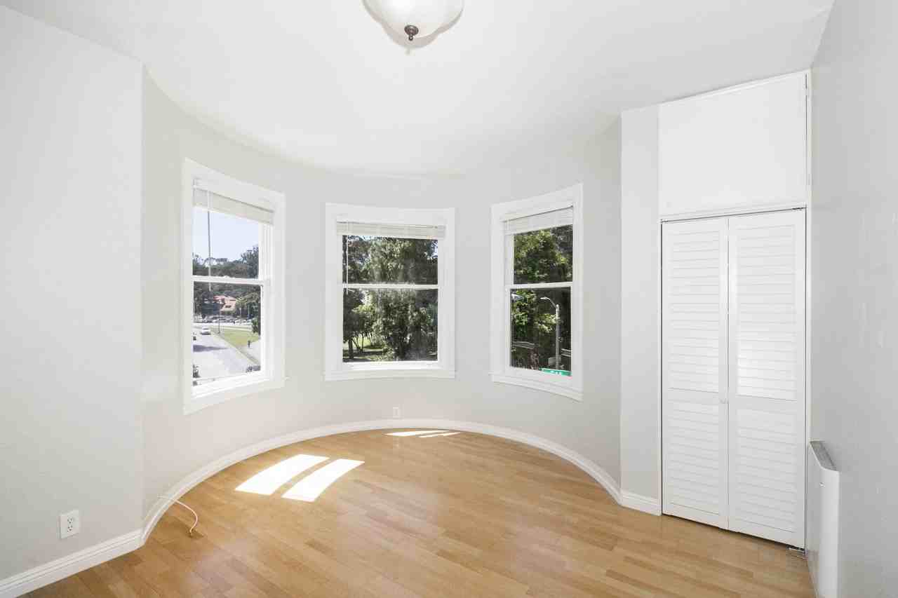 Oak Shrader Apartments - Photo 5 of 16