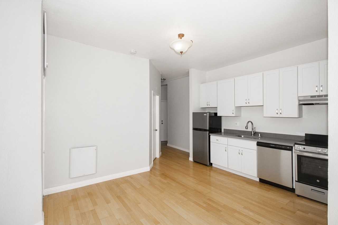 Oak Shrader Apartments - Photo 6 of 16