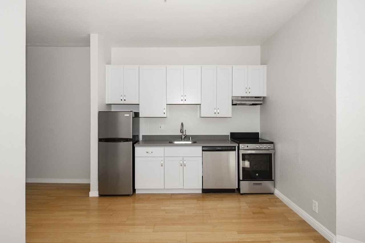 Oak Shrader Apartments - Photo 7 of 16