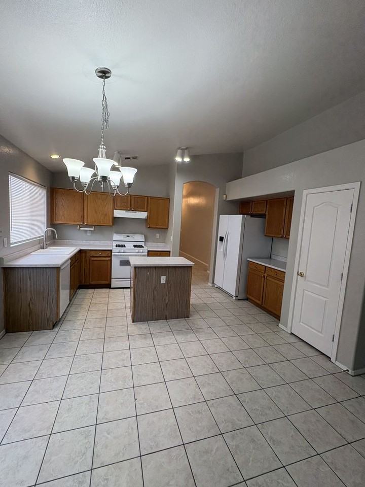 1946 S Oak St - Photo 5 of 36