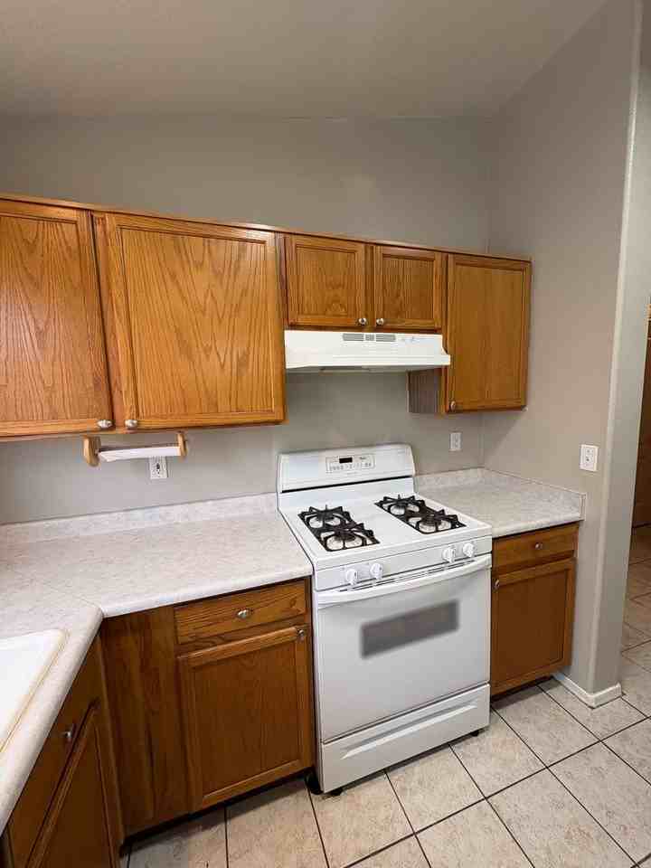 1946 S Oak St - Photo 7 of 36