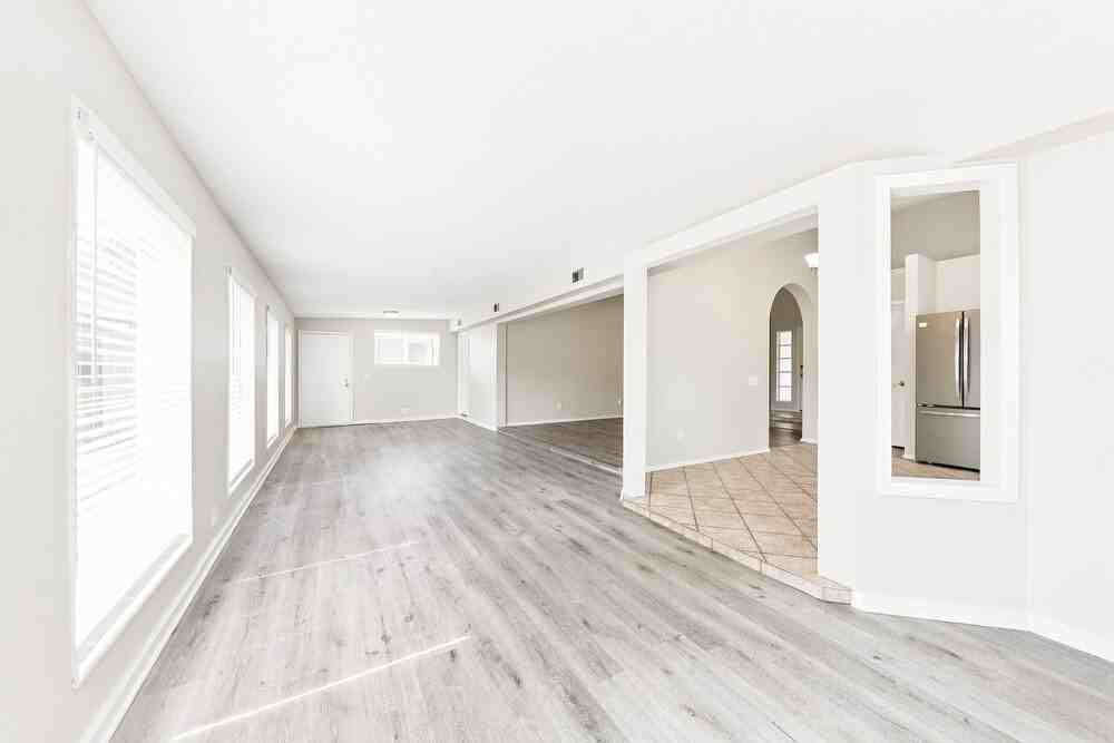 1101 W Wickieup Ln - Photo 6 of 17
