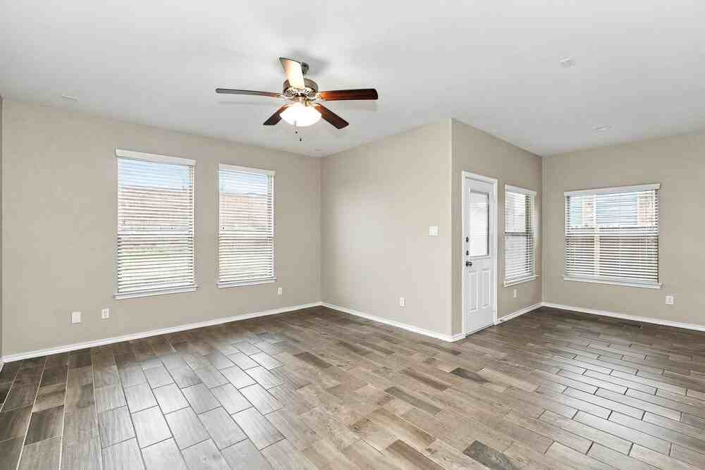 1121 Pierz Dr - Photo 3 of 16