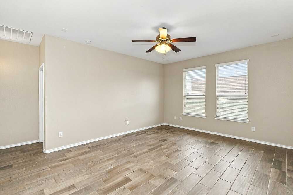 1121 Pierz Dr - Photo 4 of 16