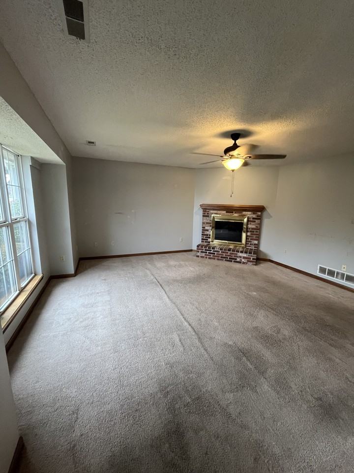 1007 Foxridge Dr #1 - Photo 2 of 11