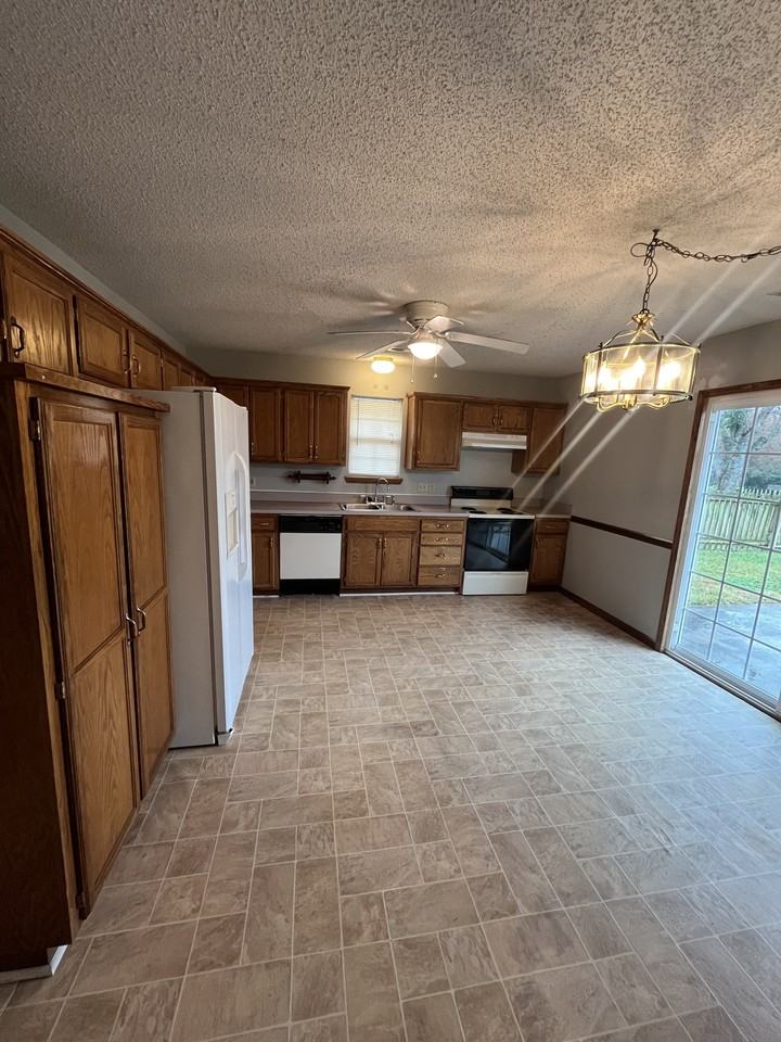 1007 Foxridge Dr #1 - Photo 3 of 11