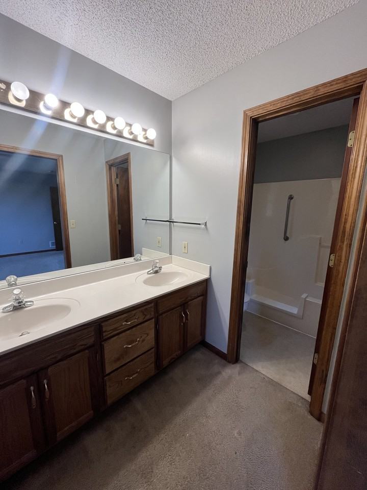1007 Foxridge Dr #1 - Photo 4 of 11